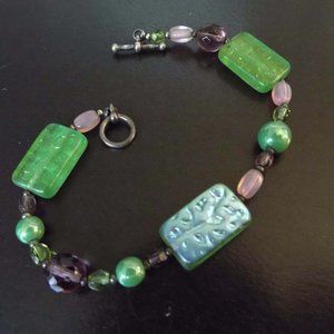 ARTIST GREEN MOLDED ART GLASS AND PINK AND LILAC GLASS BEADS TOGGLE BRACELET 64